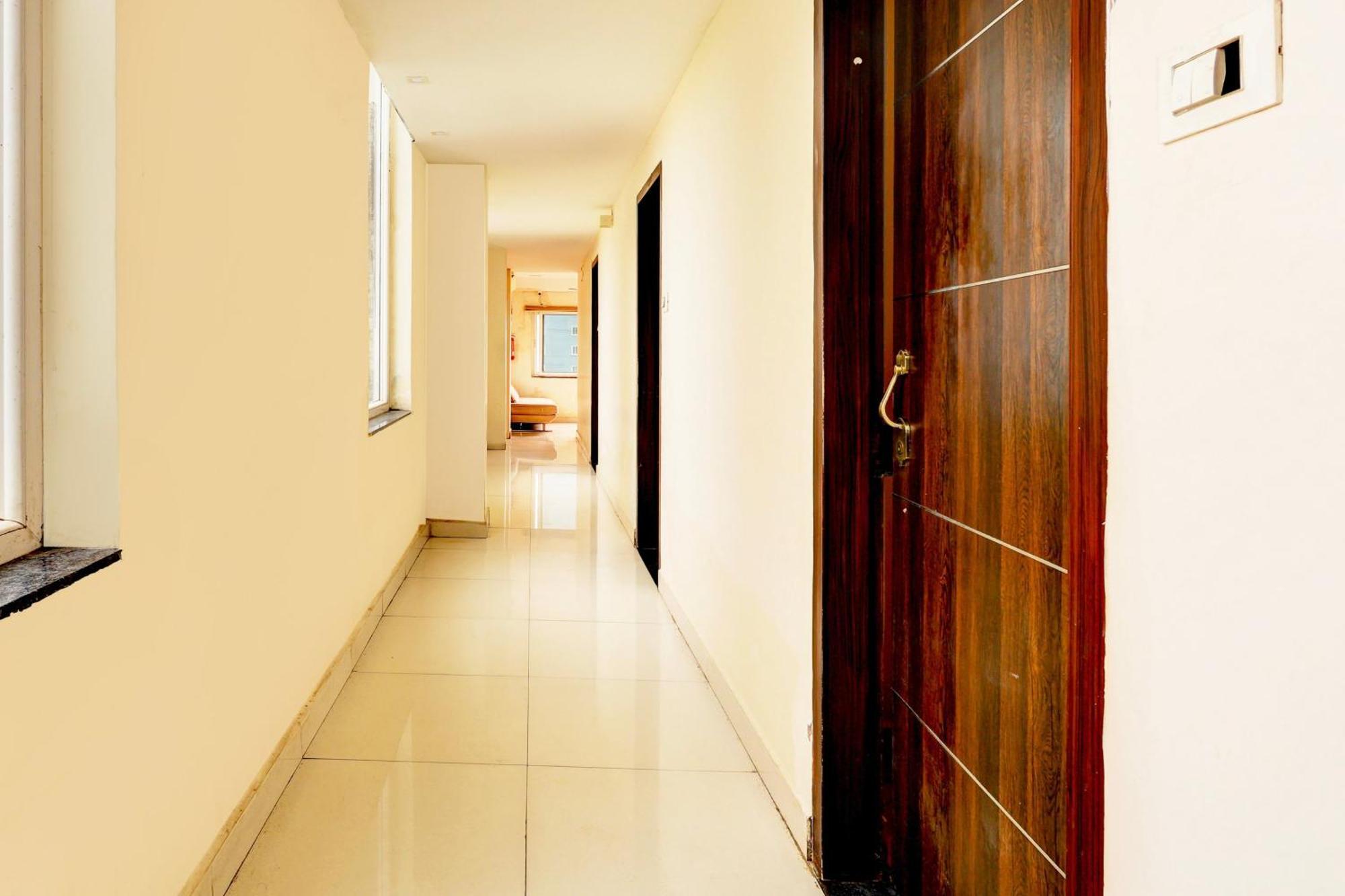 Super Hotel O Mahanadu Formerly Akshaya Bheemas Vijayawada Ngoại thất bức ảnh